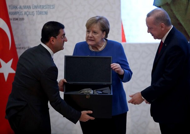 В сети высмеяли реакцию Меркель на подарок Эрдогана. ФОТО