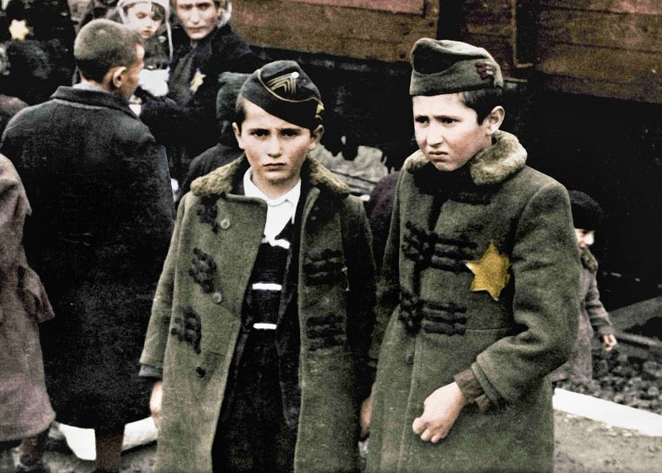 Появились цветные фото Освенцима, сохраненные узницей из-под Закарпатья. ФОТО