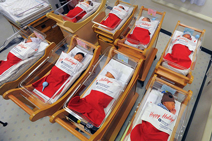 Новорожденных в калифорнийском роддоме «упаковали» в рождественские сапожки 