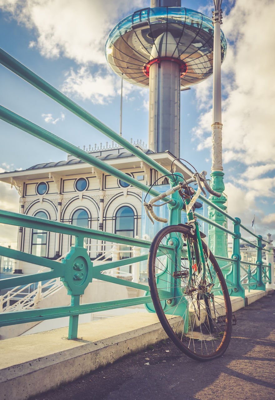 Фотограф делает интересные снимки велосипедов по всему миру