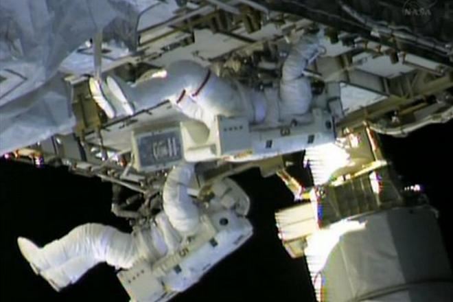 Астронавты NASA во время выхода в открытый космос починили систему охлаждения МКС 