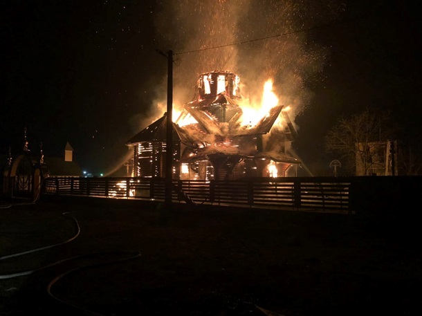 На Закарпатье сгорела деревянная церковь. ФОТО