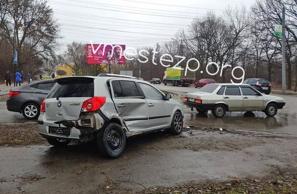 В Запорожье легковушки попали в ДТП: один автомобиль загорелся. ВИДЕО