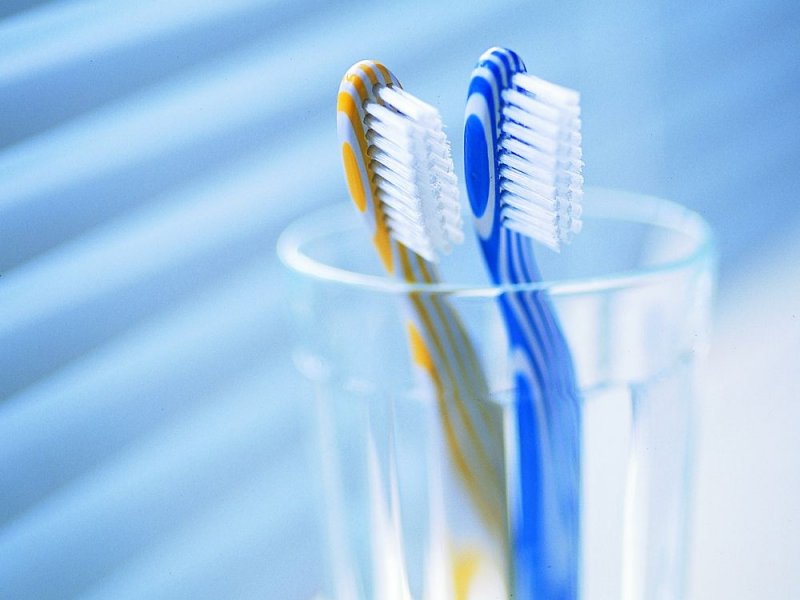 Почему зубную щетку не следует мыть, а только полоскать