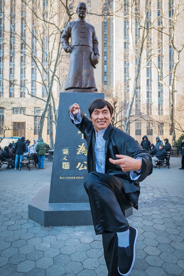 Реалистичную фигуру Джеки Чана прокатили по Нью-Йорку в честь Китайского нового года. ФОТО