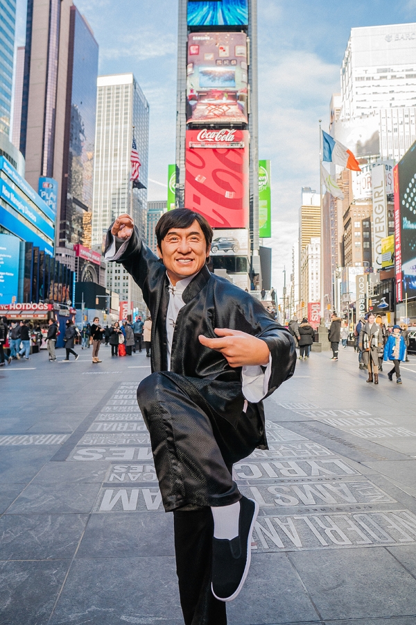 Реалистичную фигуру Джеки Чана прокатили по Нью-Йорку в честь Китайского нового года. ФОТО