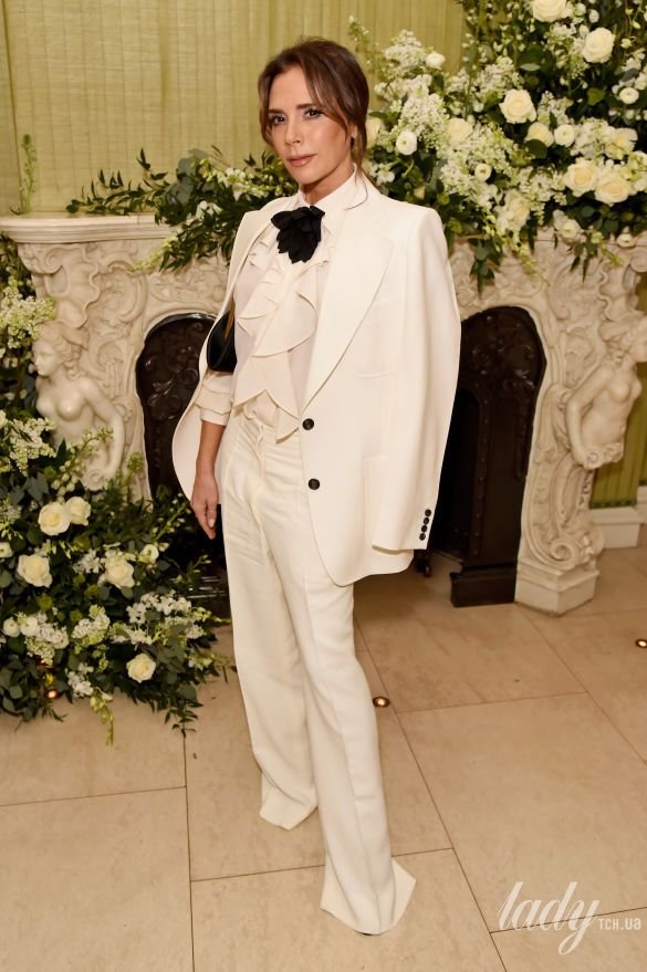 В белом костюме и блузке с жабо: стильный выход Виктории Бекхэм. ФОТО