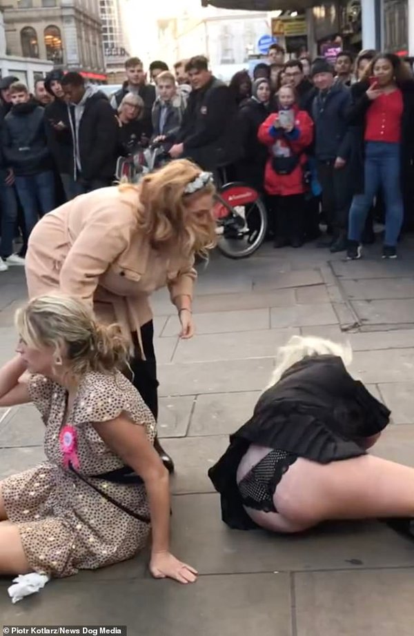 «Лучшее шоу в Лондоне»: дамы подрались возле театра, сверкнув нижним бельем. ВИДЕО