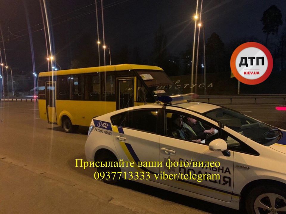 Спешил за деньгами: в Киеве водитель маршрутки устроил опасное ДТП. ВИДЕО