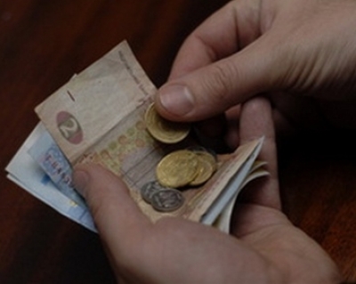 Средняя зарплата в Украине упала на 15 гривен