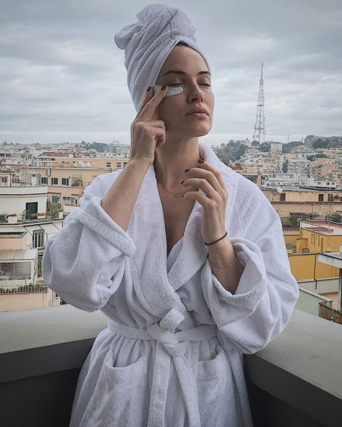 Даша Астафьева с полотенцем на голове показала, как выглядит сразу после душа. ФОТО