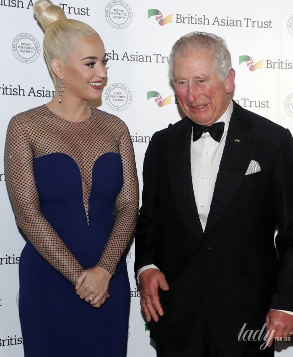 Кэти Перри смутила принца Чарльза платьем с глубоким декольте. ФОТО