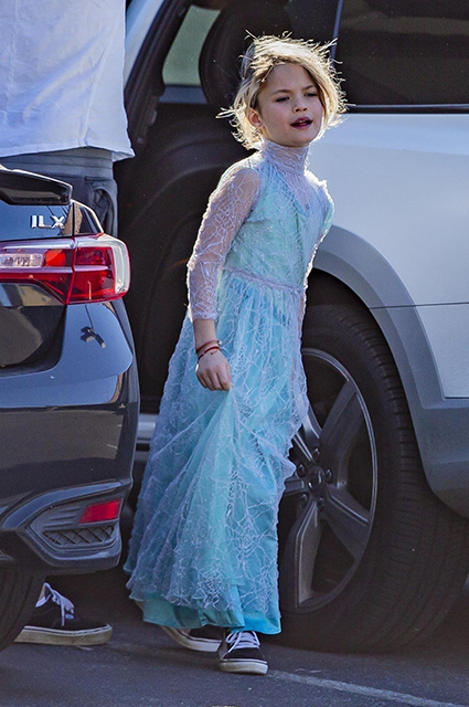 Сын Меган Фокс надел платье принцессы на детский праздник. ФОТО