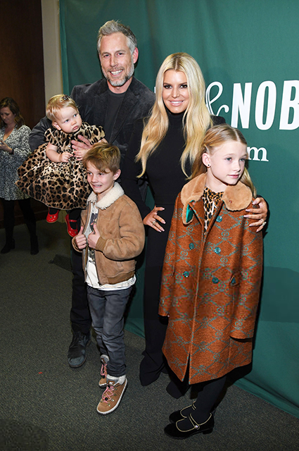 Джессика Симпсон с мужем и детьми на презентации мемуаров в Нью-Йорке. ФОТО