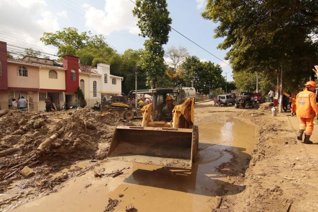 Наводнение в Колумбии: потоки воды и грязи сметали автомобили. ФОТО