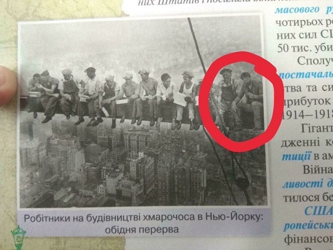 Грустный Киану Ривз попал в украинский учебник за 10 класс (фотоказус)
