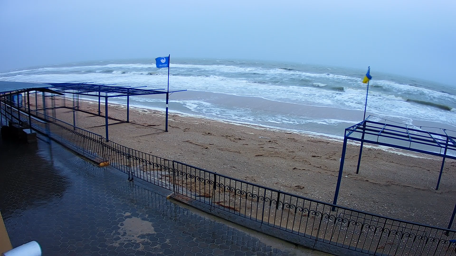 Шквал и большие волны: обещанный шторм накрыл Азовское море. ФОТО