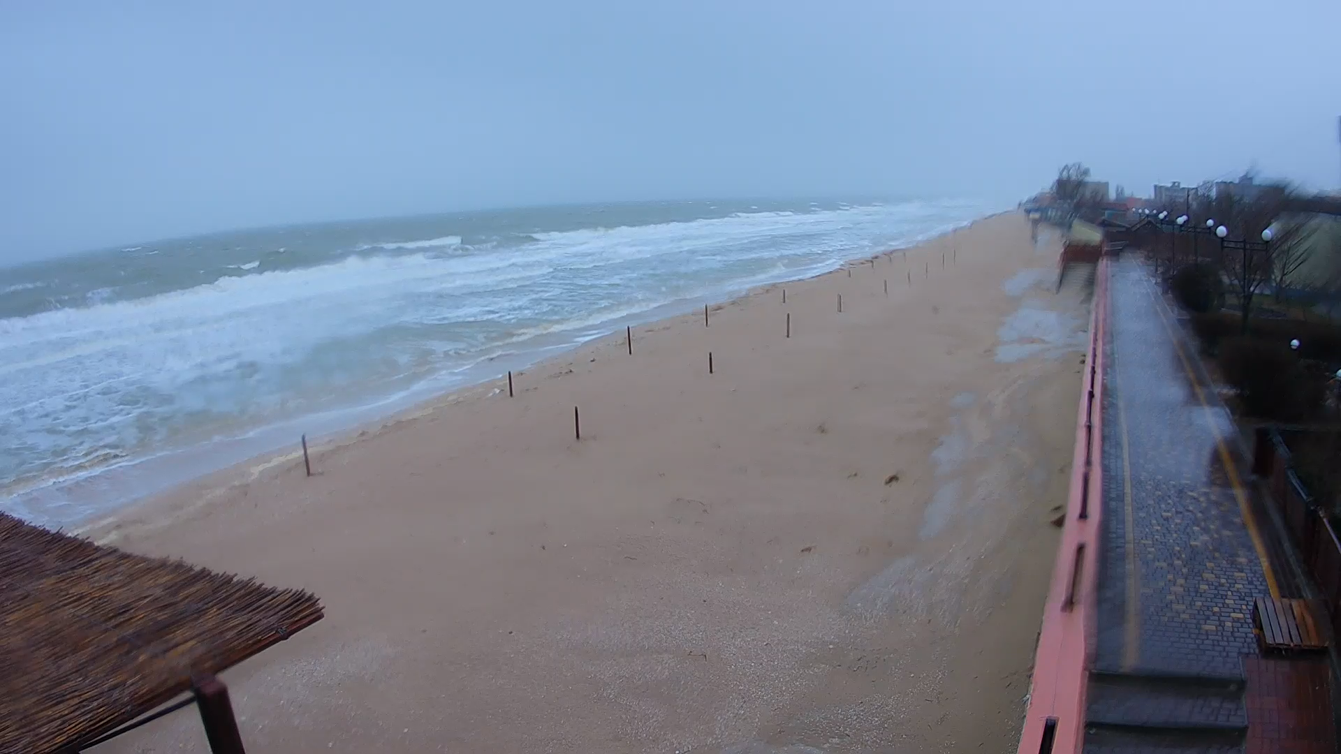 Шквал и большие волны: обещанный шторм накрыл Азовское море. ФОТО