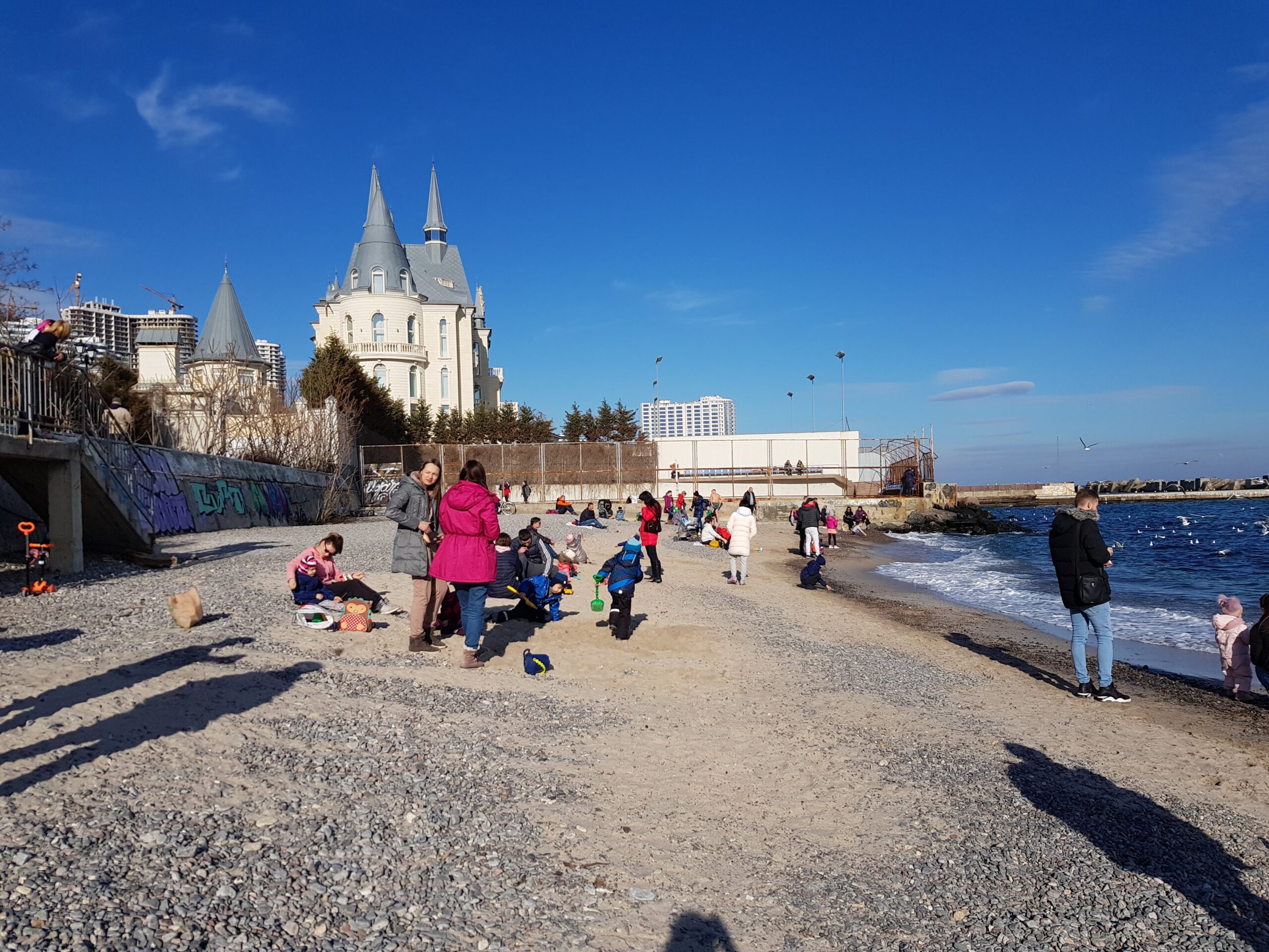 Весна в феврале: в Одессе переполнены пляжи и цветут подснежники. ФОТО