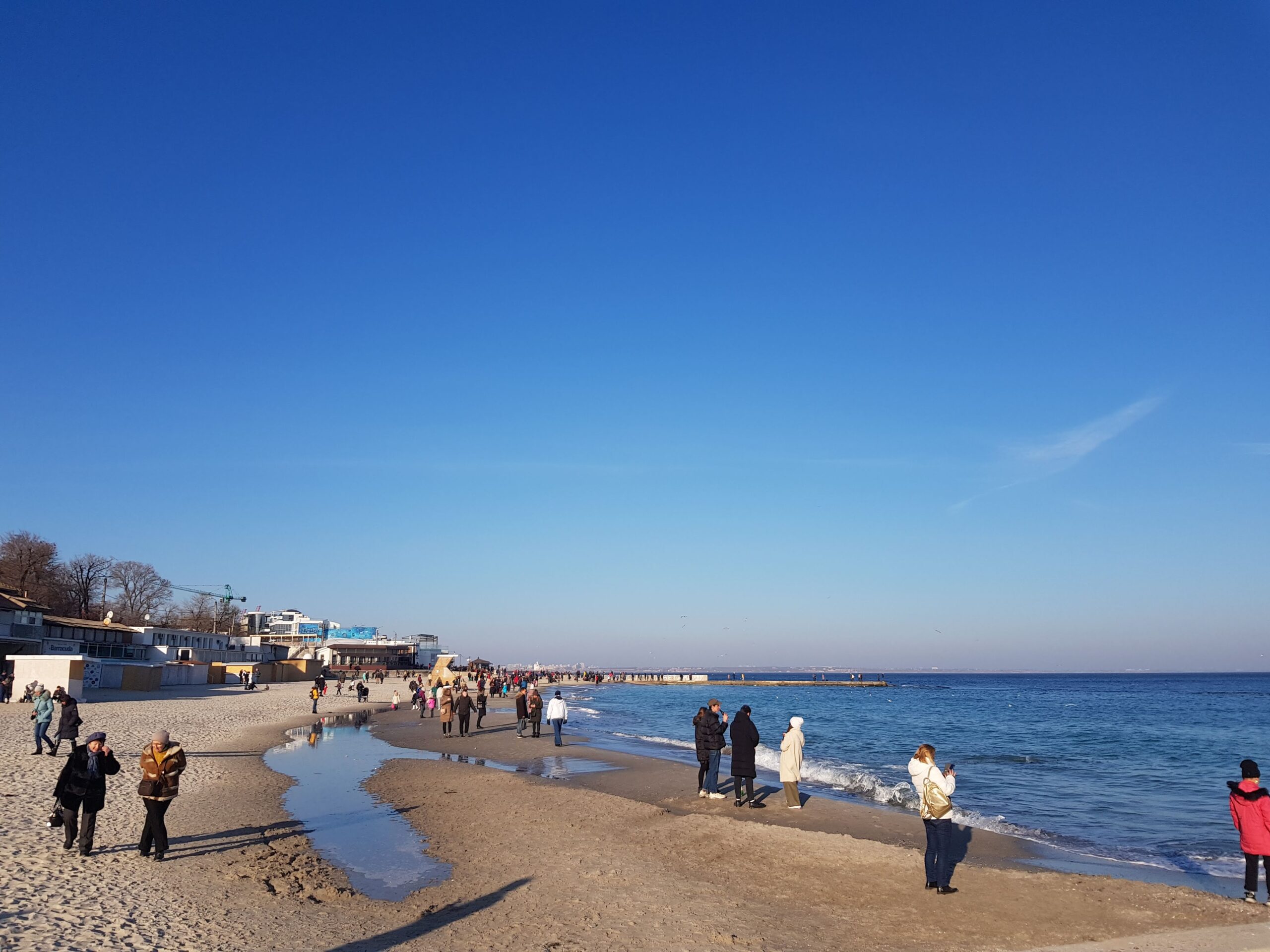 Весна в феврале: в Одессе переполнены пляжи и цветут подснежники. ФОТО