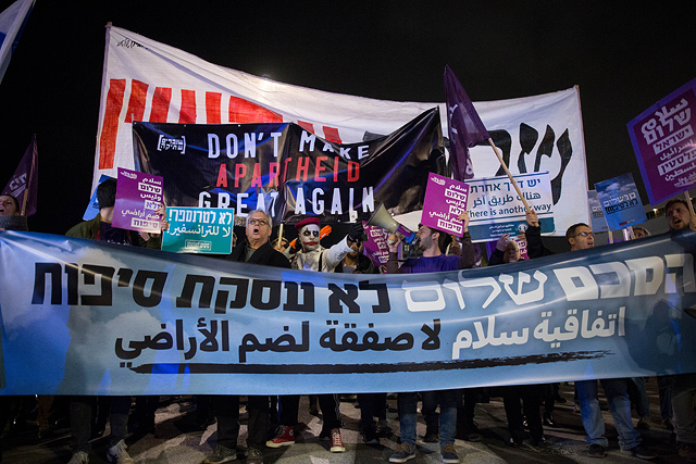«Да – миру, нет – аннексии!» Демонстрация левых в Тель-Авиве. ФОТО