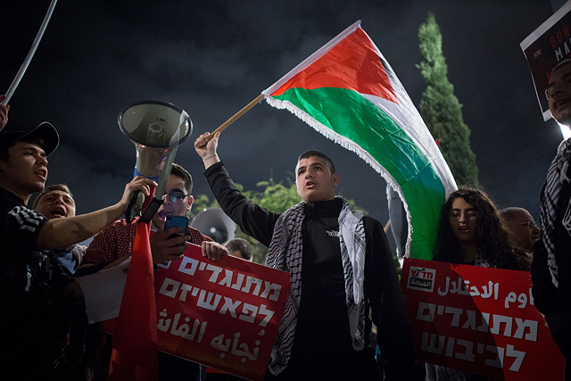 «Да – миру, нет – аннексии!» Демонстрация левых в Тель-Авиве. ФОТО