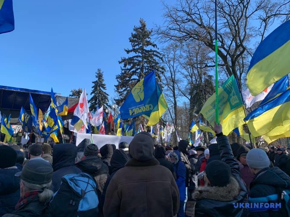 Потасовки депутатов, блокирование трибуны, сотни митингующих: в Киеве накаленная атмосфера. ВИДЕО