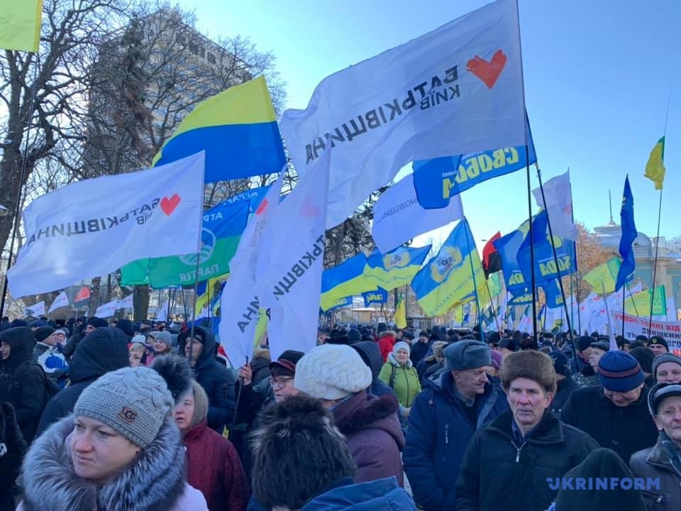 Потасовки депутатов, блокирование трибуны, сотни митингующих: в Киеве накаленная атмосфера. ВИДЕО