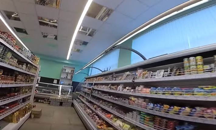 Шоколад, алкоголь, сыры и колбасы: В Луганске показали супермаркет. ФОТО
