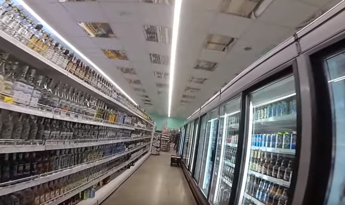 Шоколад, алкоголь, сыры и колбасы: В Луганске показали супермаркет. ФОТО