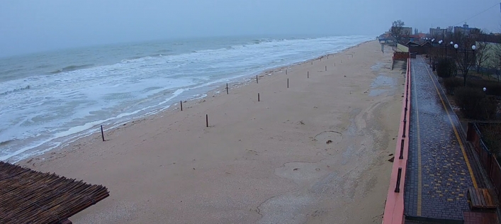 В Кирилловке сильный шторм — бушующее море смывает пляжи. ФОТО