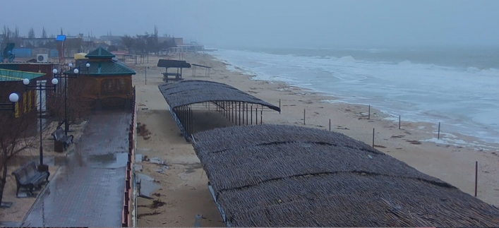 В Кирилловке сильный шторм — бушующее море смывает пляжи. ФОТО