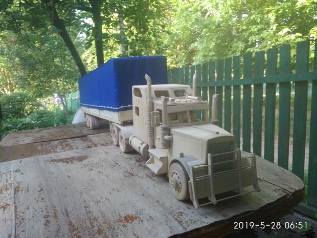 Украинец создает из дерева необычные грузовики. ФОТО