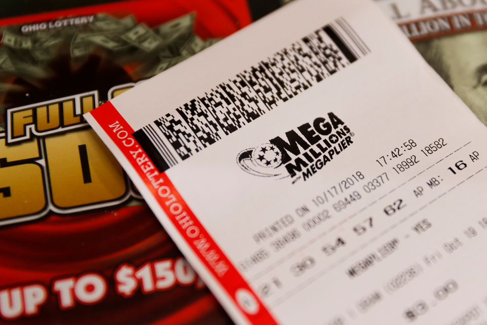 Американец 15 лет вписывал в лотерейные билеты одни и те же числа и сорвал куш. ФОТО
