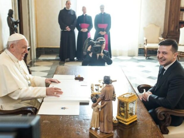 Украинцы высмеяли встречу Зеленского и Папы Римского фотожабой