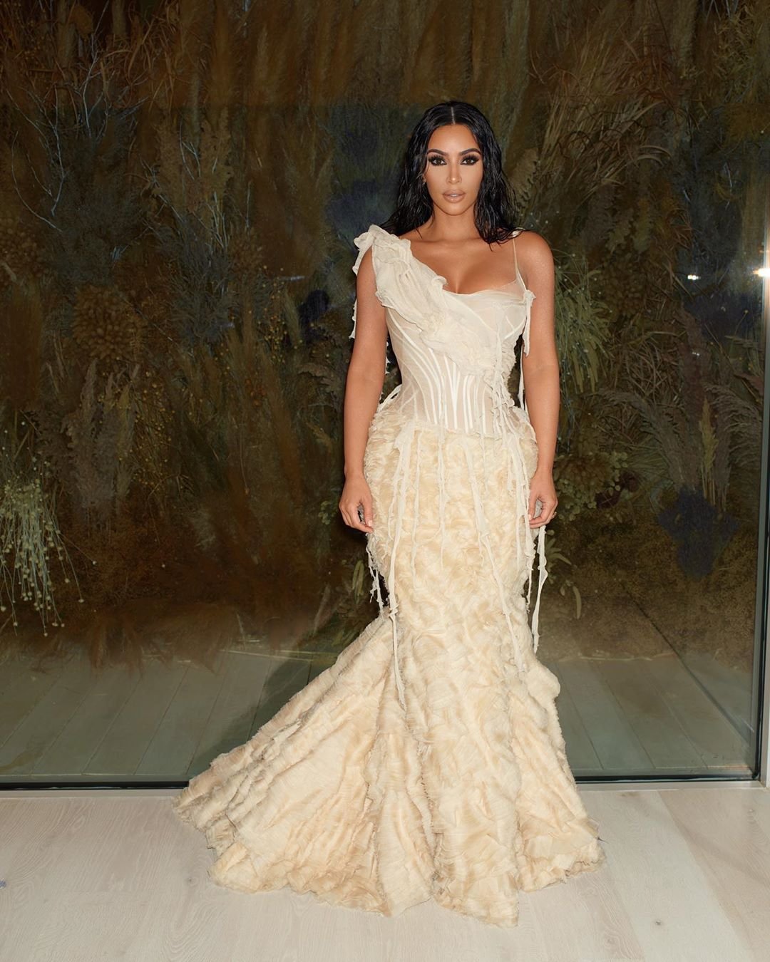 Ким Кардашьян блистала на вечеринке в винтажном платье Alexander McQueen. ФОТО