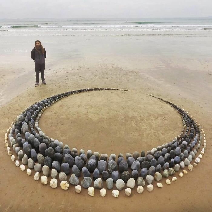Художник создает удивительные композиции из камней на пляже. ФОТО