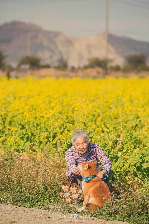Фотограф делает трогательные снимки своей бабушки и собаки