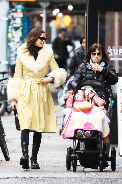 Ирина Шейк на прогулке с мамой и дочерью в Нью-Йорке. ФОТО