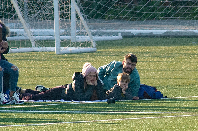 Футбол и поцелуи: Шакира с возлюбленным Жераром Пике и сыновьями на матче в Барселоне. ФОТО