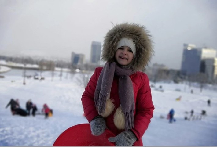 Снег в Донецке: Горожане устроили на «Донбасс Арене» катание с горок. ФОТО