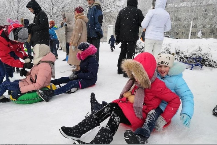 Снег в Донецке: Горожане устроили на «Донбасс Арене» катание с горок. ФОТО