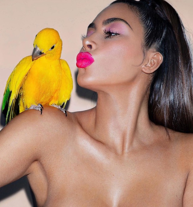 Ким Кардашьян снялась обнажённой с птицей. ФОТО