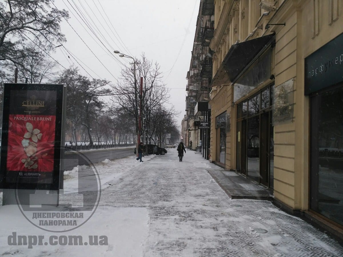 Не убрал снег и сосульки - заплати: в Днепре ввели штрафы для предпринимателей (Фото/Видео)