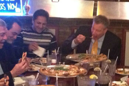 Мэра Нью-Йорка обвинили в неумении есть пиццу