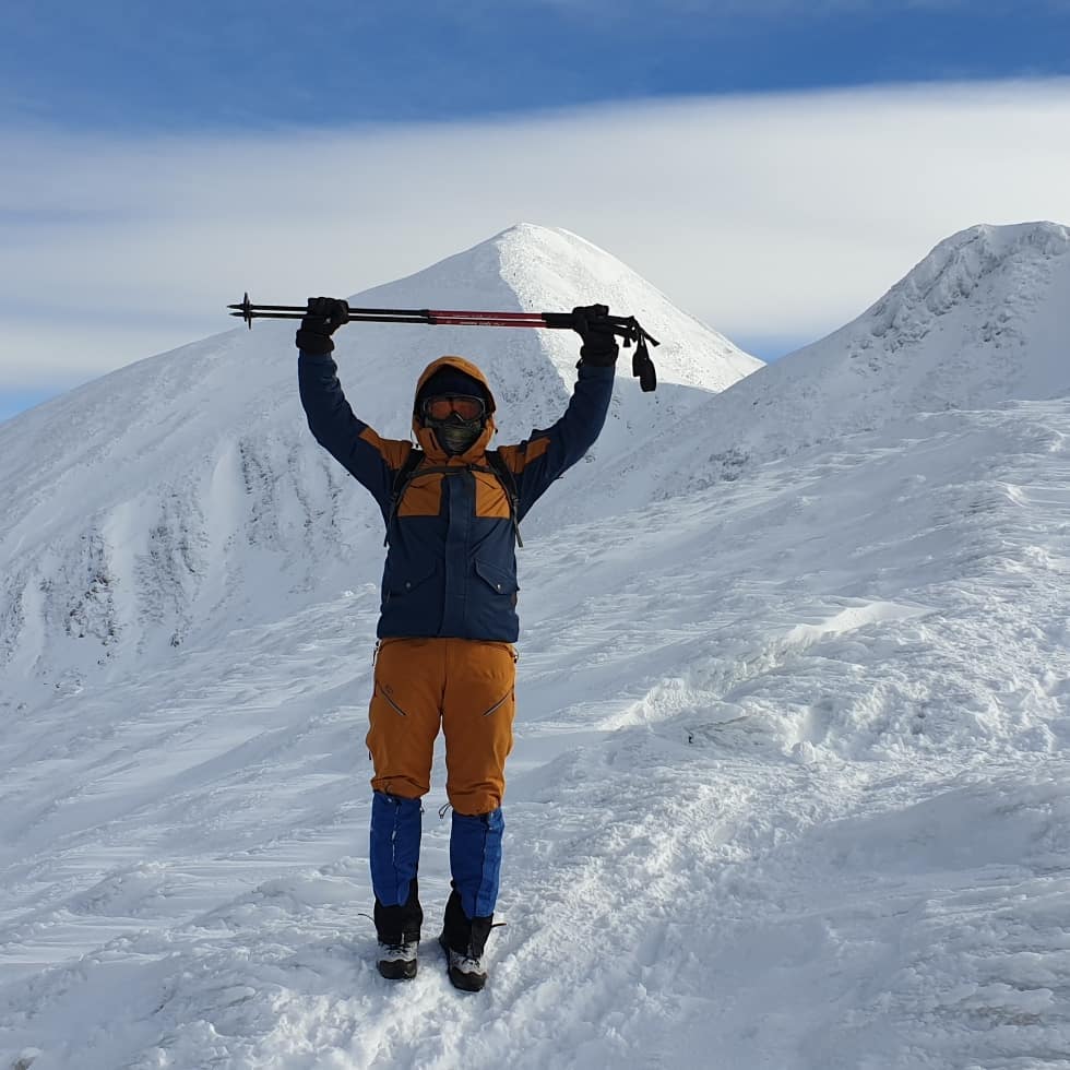 Украинские альпинисты показали впечатляющие фото заснеженной вершины Говерлы. ФОТО