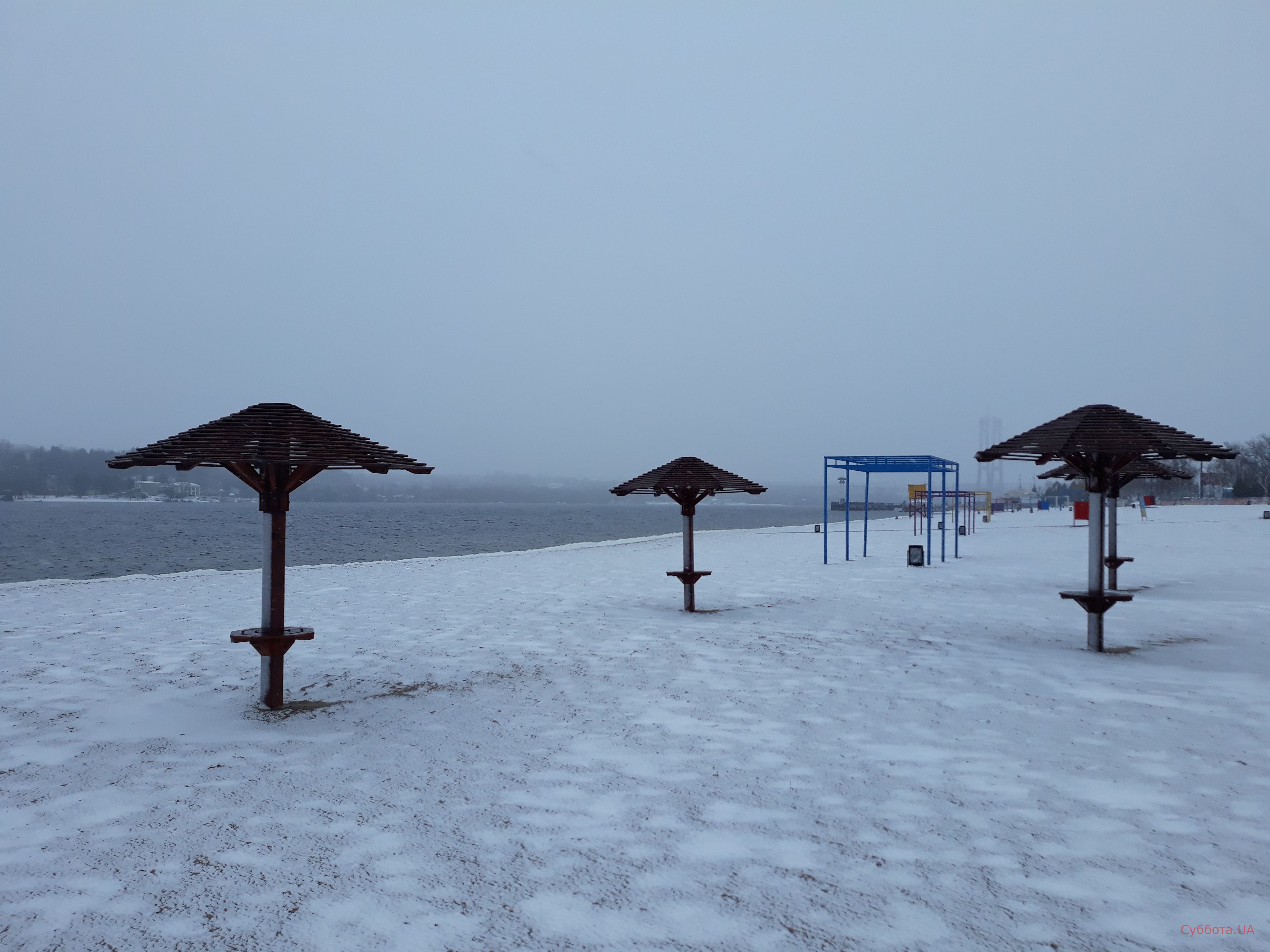 Как выглядит пляж Запорожья в метель. ФОТО