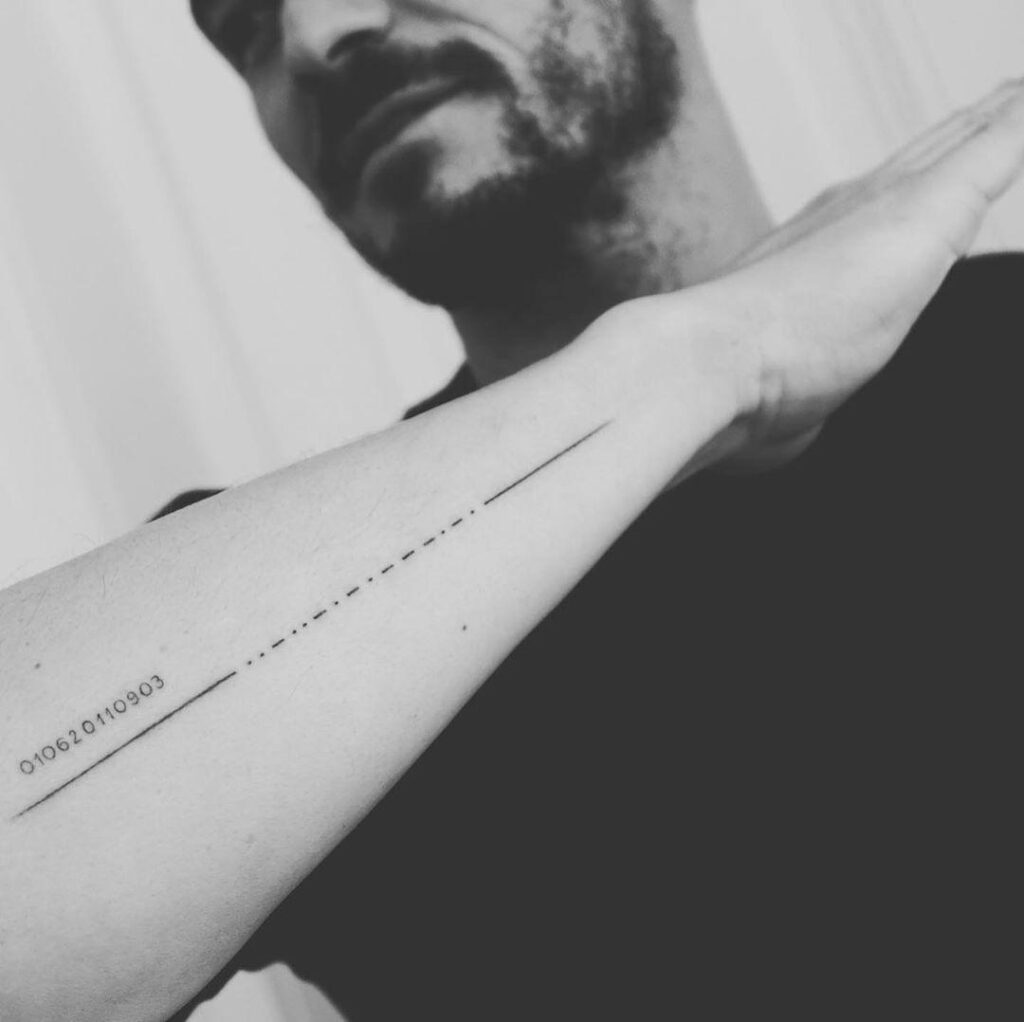 Орландо Блум оконфузился из-за татуировки в честь сына. ФОТО