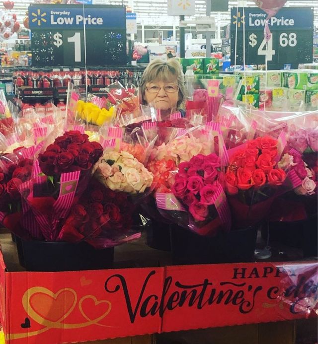 Пожилая сотрудница супермаркета покорила соцсети забавными снимками
