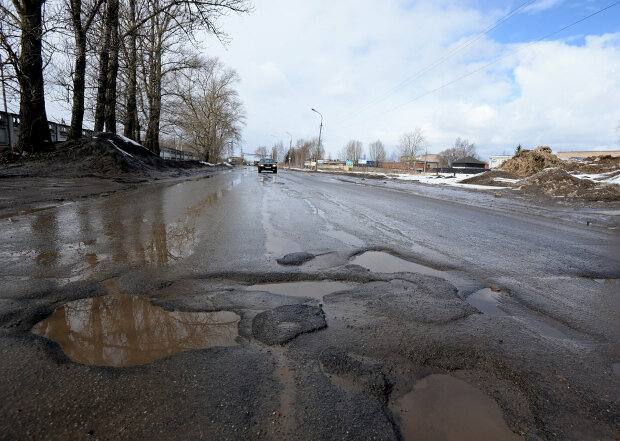 В сети высмеяли «технологию» ремонта украинских дорог. ВИДЕО